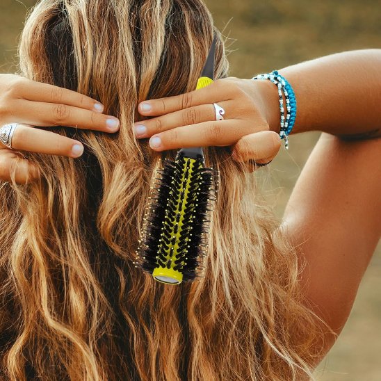 Cheveux blond avec brosse a cheveux jaune cylindrique