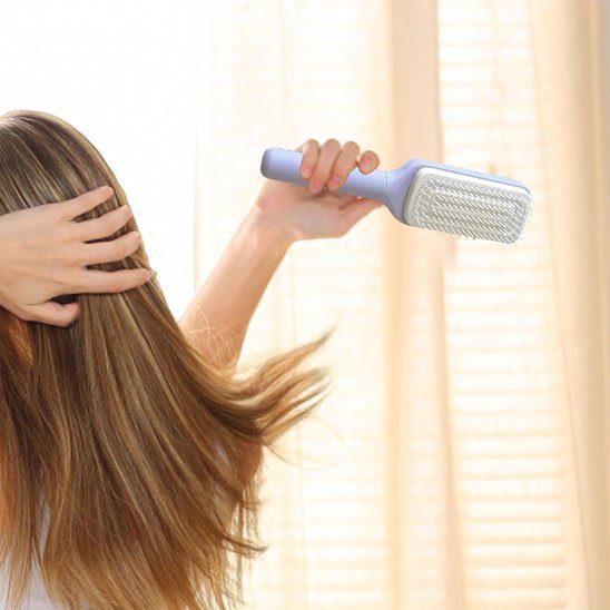 Femme se coiffe avec brosse a cheveux mauve