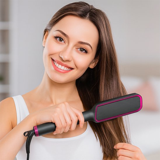 femme souriante utilise brosse chauffante noir et fushia