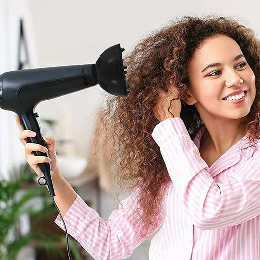 Femme cheveux boucles qui seche cheveux avec diffuseur noir