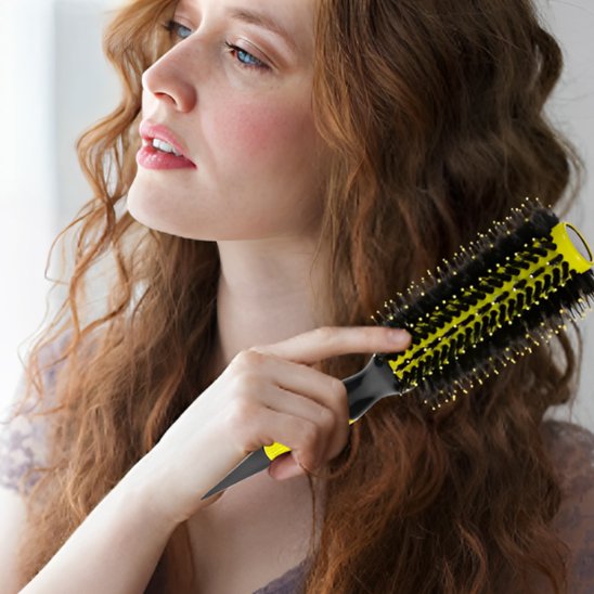 Femme cheveux ondules brosse a cheveux jaune cylindrique