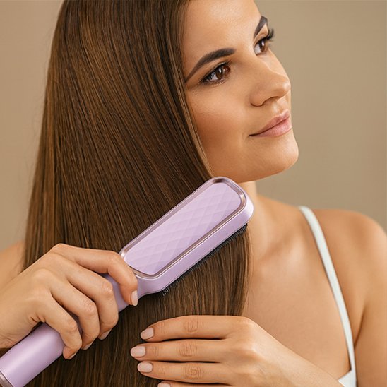 Femme lisse cheveux avec brosse chauffante violet
