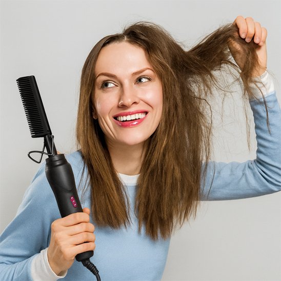 Femme qui a lissé un coté de sa tete avec peigne chauffant