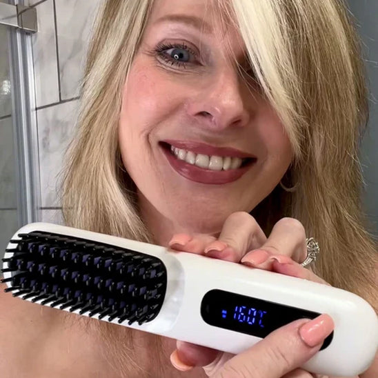 Femme qui montre sa brosse chauffante blanche