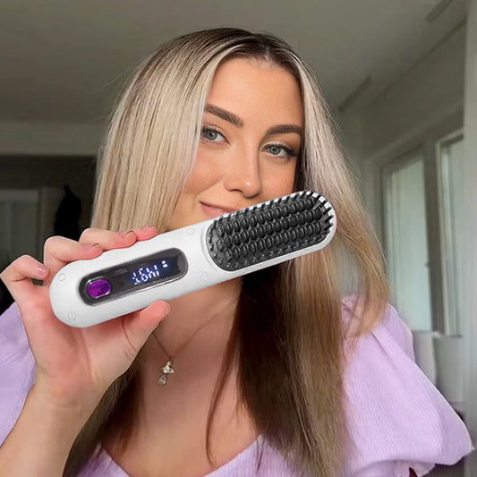 Femme qui tient brosse chauffante blanche