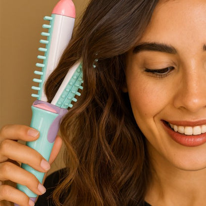 Femme souriante brosse chauffante bleu