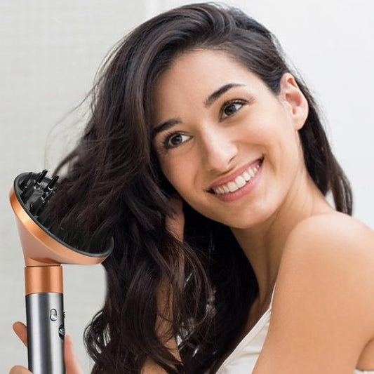 Femme souriante diffuseur cheveux orange