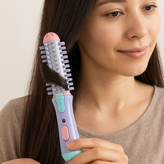 Femme utilise brosse chauffante violet