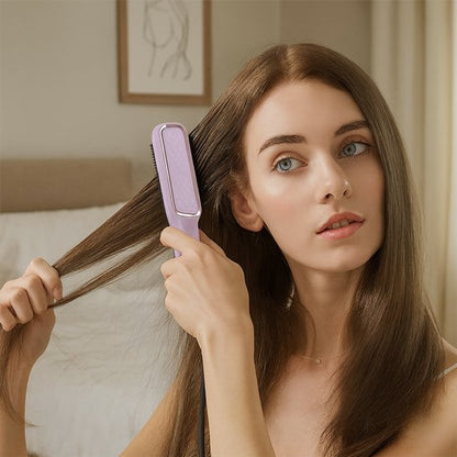 Jeune femme lisse cheveux brosse chauffante mauve