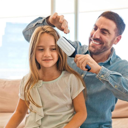 Papa coiffe fille avec brosse a cheveux bleu