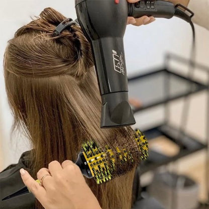 brushing avec brosse a cheveux jaune cylindrique