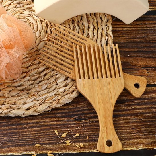 deux peignes afro sur table