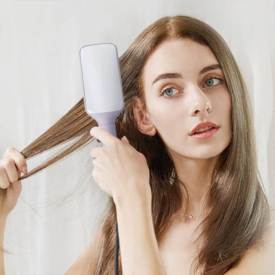 femme brosse a cheveux mauve