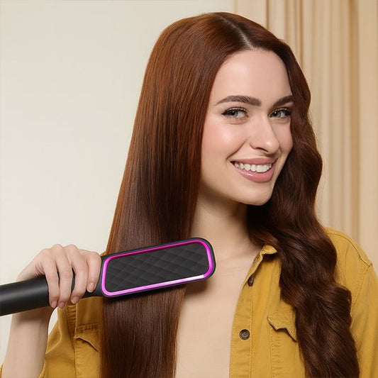 femme cheveux ondulés brosse chauffante noire etviolet