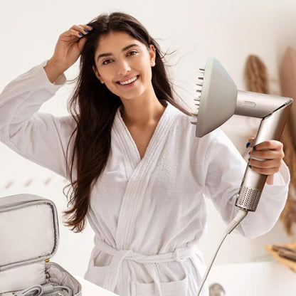 femme qui sèche cheveux avec diffuseur cheveux