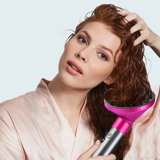femme seche cheveux avec diffuseur  cheveux rose