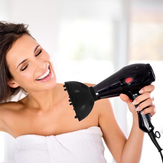 femme souriante diffuseur cheveux