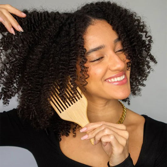 jeune femmecoiffe avec peigne afro bambou